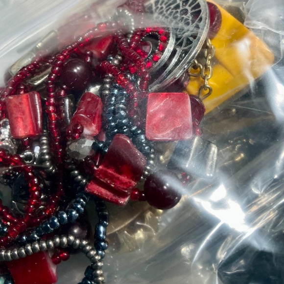 Assorted Vintage & Modern 4 lb bag of Jewelry - Picture 8 of 8